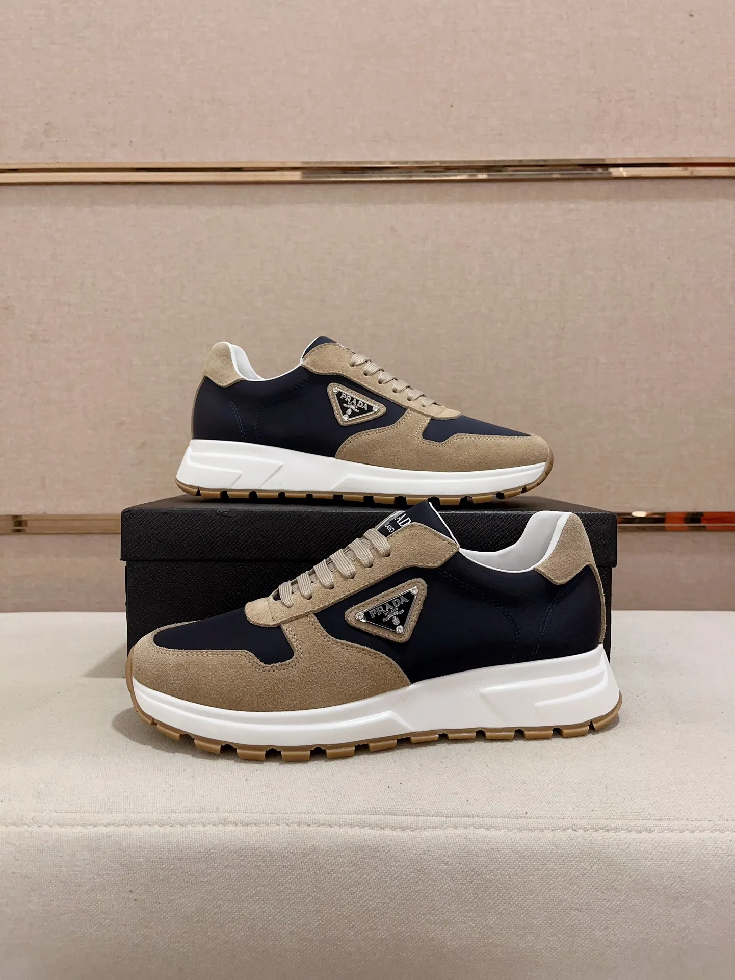 Men's shoes💰 540💰 ✔️✔️✔️Higher version High-quality new PRADA (Prada) counters are launched simultaneously. The new men's shoes and 😘fabric are made of selected first-layer cowhide ➕ breathable fabric technology. Lining: Full cowhide lining. 👍🏿 High-end ☄️ air-cushion molded anti-slip rubber outsole, exquisite lines, simple and elegant, comfortable and high-end for leisure travel. Code number: 38 to 44 (45 can be customized)